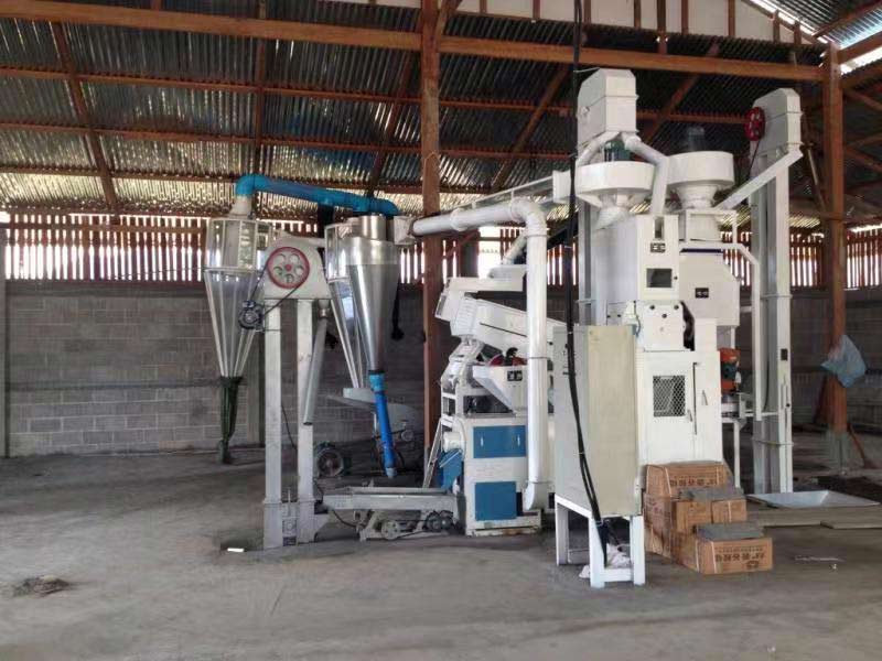 湖北中型號全自動碾米機.jpg 湖北中型號全自動碾米機.jpg